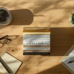 10 carti educatie financiara asezate pe o masa