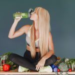 Tratament naturist pentru detoxifierea organismului preparat și băut de o femeie sportivă ce ține la sănătate