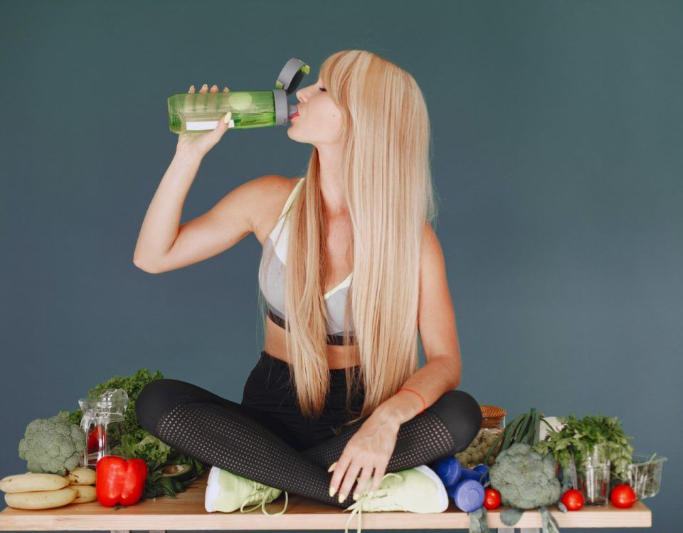 Tratament naturist pentru detoxifierea organismului preparat și băut de o femeie sportivă ce ține la sănătate